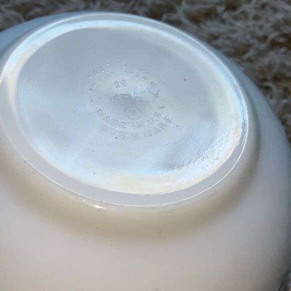 Vintage Rare Pyrex 2.5 Quart Turquoise Blue Mixing Bowl White and Blue - Picture 6 of 11